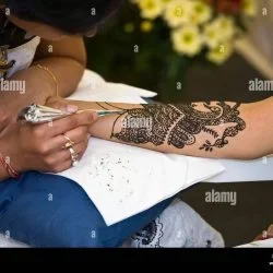 traditional-bridal-mehndi-henna-body-art-the-art-of-adorning-womens-B7HHFM-rbhmuzergp4y8l6m7f47ea9adeugpjjo0pf2m4zgw4